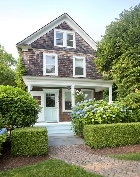 Beachy Hamptons House Tour Beach Cottage Design, Hamptons Cottage, Shingle House, Style Cottage, Beach Cottage Decor, Beach House Interior, Hamptons House, Beach House Design, Beach Cottage Style