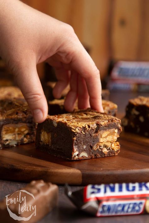 Snickers Bar Brownies, Snicker Brownies Recipe, Snickers Brownies Recipe, Brownie Snickers, Snickers Brownies, Snickers Recipe, Snicker Brownies, Cadbury Caramel, Brownie Oreo