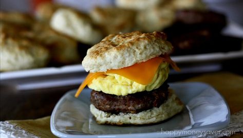 Sausage Egg and Cheese Biscuits {Freezer Meal Breakfast Sandwiches} via @HappyMoneySaver Freezer Meal Breakfast, Quesadilla Healthy, Burrito Healthy, Frozen Eggs, Sandwiches Breakfast, Frozen Recipes, Camping Food Make Ahead, Oatmeal Healthy, Meal Breakfast