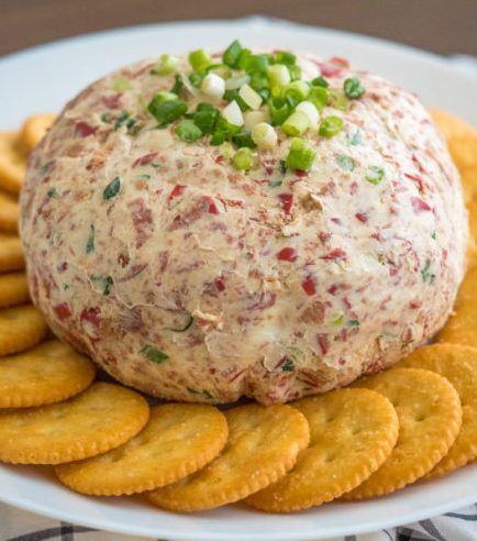 Dried Beef Cheeseball Recipes, Chipped Beef Cheese Ball, Beef Cheese Ball, Creamed Chipped Beef, Cheese Ball Recipes Easy, Creamed Beef, Ball Recipes, Chipped Beef, Cheese Ball Recipes