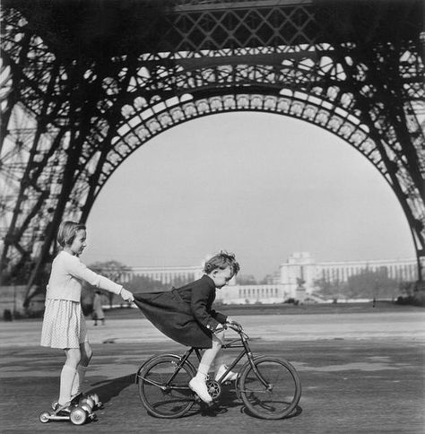 Two children under the Eiffel Tower, Paris, 1943. Photographed by Robert Doisneau. Willy Ronis, Robert Doisneau, Photography Black And White, French Photographers, Foto Vintage, Street Photo, Photojournalism, Vintage Photography, White Photography