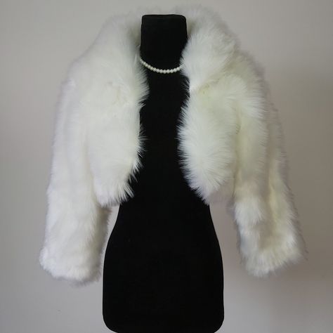 Material: Faux fur Color: Ivory Size: One size fits all It is made of high-quality artificial fur.the coat is very beautiful, comfortable to wear, and the long fluff is extremely warm. Shipping time: 20 working days We accept returns. Washing not supported. Fur Bridal Wrap, Cropped Fur Jacket, Fur Clothes, Fur Outfit, White Faux Fur Coat, Winter Mode Outfits, Tops Winter, White Fur Coat, Womens Faux Fur Coat