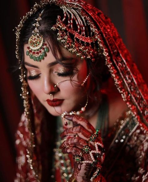 Pakistani Bridal Makeup Red, Bridal Dp, Bride Pic, Wedding Short Hair, Backlight Photography, Indian Makeup Looks, Short Hair Inspiration, Amrita Rao, Butterfly Crown