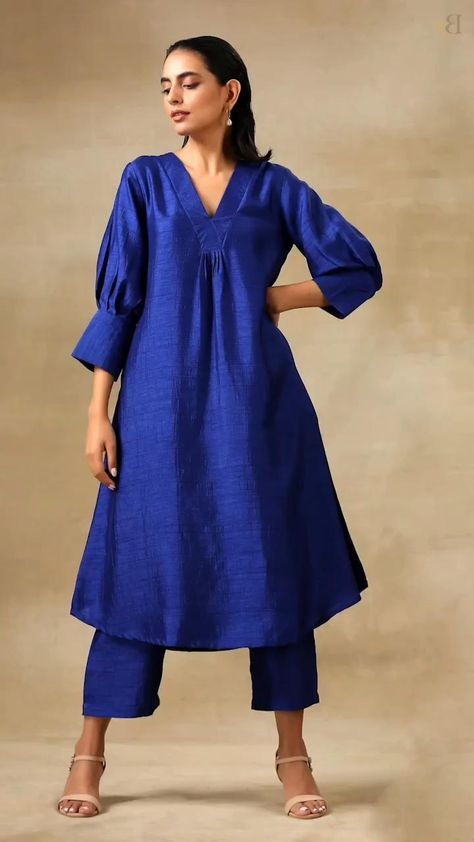 Silk Kurti Designs, Simple Kurta Designs, Designer Kurti Patterns, Kurti Designs Latest, Stylish Short Dresses, Casual Indian Fashion, Long Kurti Designs, Kurta Neck Design, Cotton Kurti Designs