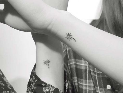 Matching Tropical Palm Tree Tattoos #tattoo #mother #daughter #tattoo Florida Tattoos, Dragons Tattoo, Palm Tattoos, Triangle Tattoos, Muster Tattoos, Tree Tattoo Designs, Palm Tree Tattoo, Парные Тату, Disney Tattoo