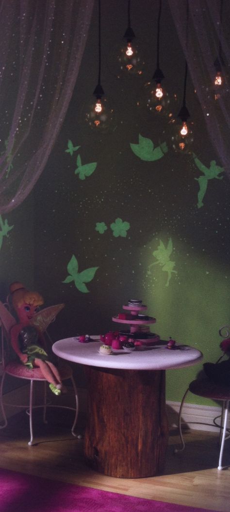 I absolutely ADORE this! Glow in the dark paint in a dark corner. Tink nook. Freaking adorable!! #peterpan #tinkerbell #disney Tinkerbell Bedroom Ideas, Paint Ideas For Bedroom, Dark Paint Ideas, Tinker Bell Room, Tinkerbell Bedroom, Neverland Room, Tinkerbell Room, Glow In The Dark Room, Diy Glow In The Dark