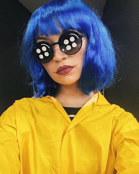 Adult Coraline Costume, Halloween Costumes For Blue Hair, Coraline Button Eyes Makeup, Coraline Costume Women, Coraline Diy Costume, Coraline Jones Costume, Easy Comic Con Outfits For Women, Mythical Halloween Costumes, Coraline Disfraz Halloween