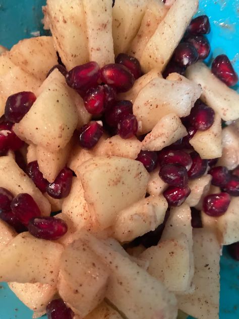 Pomegranate Pie Recipes, Pomegranate Pie, Pomegranate Dessert, Apple Pomegranate, Favorite Pie Recipes, Plum Recipes, Sweet Tart, Favorite Pie, Easiest Apples