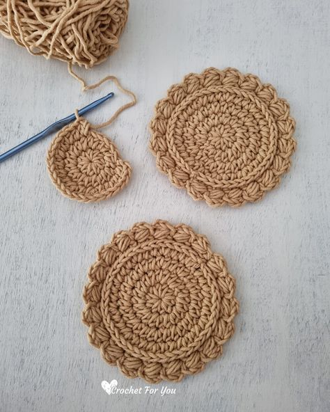 Simple & Modern Style Crochet Coasters Free Pattern - Crochet For You Crocheted Coasters, Coaster Patterns, Crochet Coasters Free Pattern, Crochet Placemats, Crochet Coaster Pattern, Crochet Circles, Crochet Dishcloths, Cup Coaster, Modern Crochet