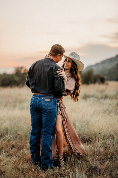 Western Engagement Pictures Outfits, Engagement Pictures Outfits, Western Engagement Pictures, Western Couple Photoshoot, Western Engagement Photos, Couples Photoshoot Outfits, Country Couple Pictures, Portret Feminin, Country Engagement Pictures