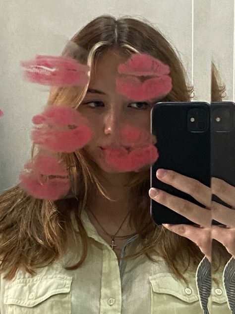 Selfie Ideas With Ipad, Lipstick Mirror Photoshoot, Lipstick Mirror Selfie, Kisses Mirror, Selfie Ideas Mirror, Sofia Vibes, Artsy Mirror, Selfie Ideas Creative, Ideas Selfies