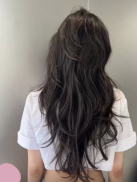 V Cut Hair, Hair Inspiration Long, Fesyen Rambut, Vlasové Trendy, Hairstyles For Layered Hair, Hair Stylies, Haircuts For Medium Hair, Haircuts Straight Hair, Long Layered Hair