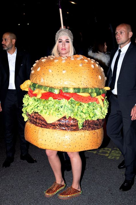 Katy Perry Changes into Burger Costume for 2019 Met Gala | PEOPLE.com Hamburger Costume, Burger Costume, Katy Perry Dress, Gala Attire, Funny Burger, Funny Celebrity Pics, Shop Outfits, Amanda Jones, Met Gala Outfits