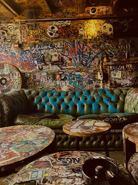 Grunge Garage, Punk House, Punk Decor, Street Graffiti, Art Brut, Graffiti Wall, Grunge Photography, Street Art Graffiti, Restaurant Decor