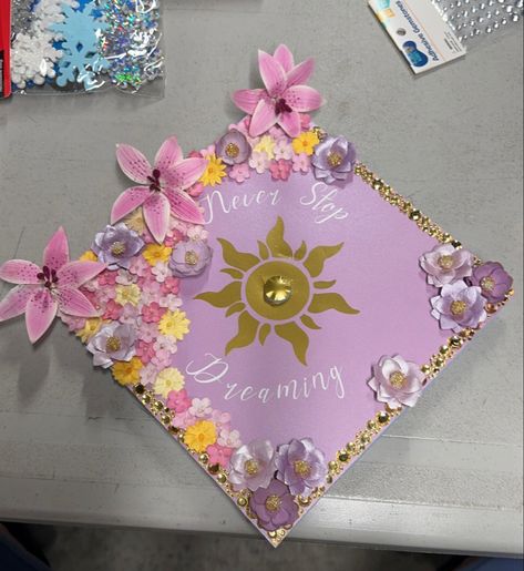 Graduation Cap Designs Rapunzel, Tangled Graduation Cap Ideas, Tangled Grad Cap, Rapunzel Graduation Cap, Rapunzel Grad Cap, Tangled Graduation Cap, Graduation Cap Decoration Nursing, Senior 25, Grad Cap Decorated