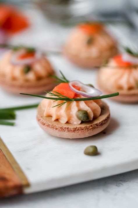 Afternoon Tea Canapes, Finger Foods Healthy, Savoury Macarons, Savory Macarons, Canapé Ideas, Macarons Ideas, Smoked Salmon Appetizer, Wedding Foods, Macaron Recipes