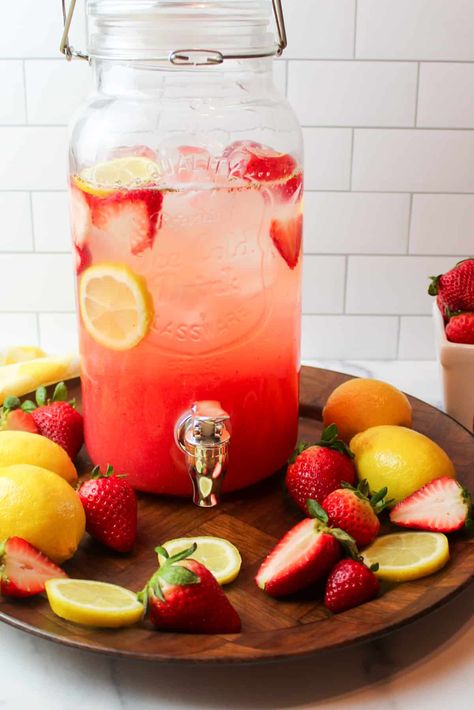 Strawberry Pink Lemonade, Sweet Baby Shower Ideas, Baby First Birthday Themes, Water With Lemon, Strawberry Shortcake Birthday, Strawberry Shortcake Party, Strawberry Drinks, Drinking Hot Water, Baby Birthday Themes