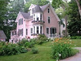 pink house in Camden, Maine Pink House Aesthetic Exterior, Victorian Homes Pink, Dream House Victorian, Pink House Ideas, Pink Vintage House, Cute Victorian House, Victorian House Aesthetic, Vintage Pink House, Cute Pink House