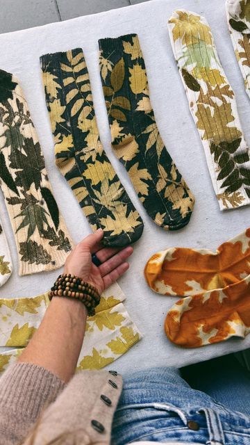 Liz Spencer • Natural Dyes & Growing Color on Instagram: "🍁New Tutorial: EcoPrinting with Leaves, Tannin & Rust- A multi-optional Tutorial that will work with any leaf! 🍂This tutorial can be employed at ANY time of the year (🐿️ Especially if you do your good little squirrel work in the autumn & save/press leaves for the winter months), & you can also print with 🍃spring and summer leaves! And in fact many of these leaves I use in the tutorial are saved from throughout the year. 🌳I’ve included adaptable techniques that can be used with many different varieties of plant leaves. And following the guidance in my process directions- you can use ANY LEAF regardless of it’s EcoPrinting favorability/character, as all leaves can be used as a resist in a blanket technique to create dramatic and Print Leaves On Fabric, Bleach Leaf Print, Natural Clothes Dye, Leaf Print Art Diy, Leaf Bleach Printing, Leaf Pressing Art, Botanical Printing On Fabric, Printing With Leaves, Pressing Leaves