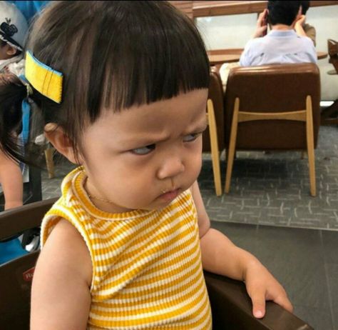 Angry Baby Face, Funny Baby Faces, Angry Baby, Angry Girl, Funny Baby Pictures, Baby Faces, Korean Babies, Baby Memes, Meme Faces