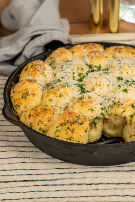 Pull Apart Garlic Knots, Cast Iron Garlic Bread, Cast Iron Pan Bread, Skillet Garlic Bread, Savoury Pull Apart Bread, Cast Iron Garlic Knots, Pull Apart Garlic Bread Recipe, Garlic Buns Pull Apart, Savoury Monkey Bread Recipe