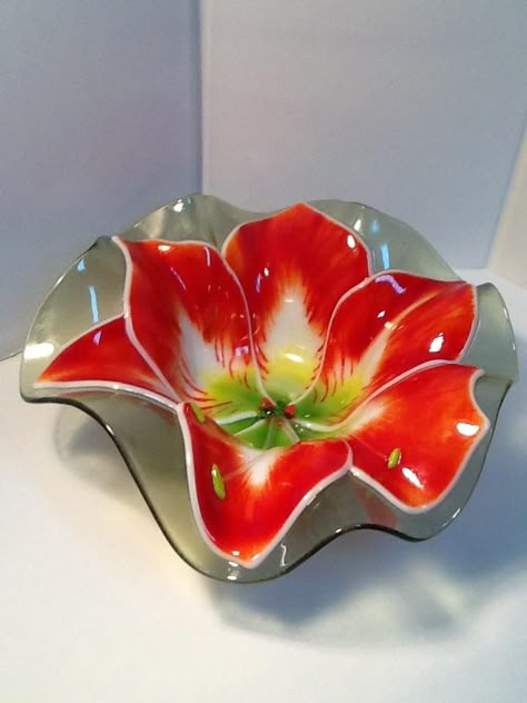 Vitrofusion Ideas, Fused Glass Bowls, Fused Glass Flowers, Fusing Glas, Glass Art Products, Melting Glass, Fused Glass Dishes, Fused Glass Bowl, Fused Glass Plates