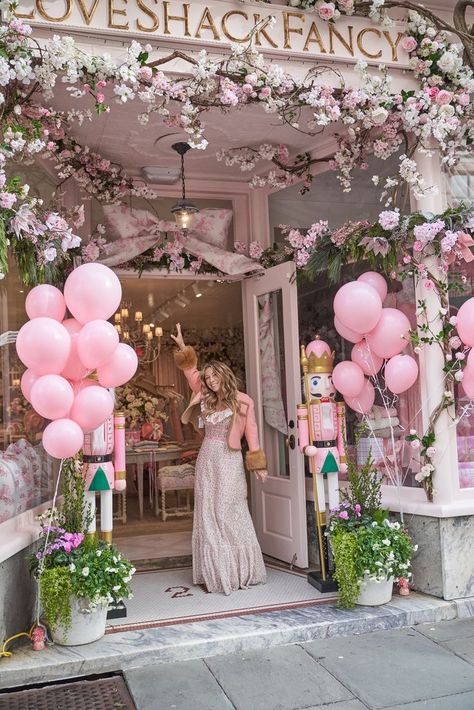 Boutique Store Front Ideas, Clothing Boutique Decor, Boutique Store Front, Fancy Store, Fancy Shop, Best Places To Shop, Store Design Boutique, Flower Chandelier, Boutique Decor