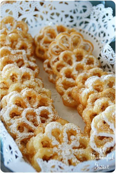 Scandinavian Rosettes; Like dressed-up funnelcakes! Swedish Rosettes, Rosettes Recipe, Rosette Recipe, Norwegian Cookies, بيتي فور, Rosette Cookies, Norwegian Recipes, Norwegian Heritage, Norwegian Food