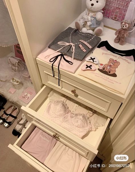 Coquette Room Closet, Coquette Room Organization, Coquette Cabinet, Coquette Walk In Closet, Xiaohongshu Bedroom, Coquette Organization, Coquette Shelf, Coquette Closet, Coquette Desk