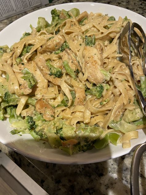 Chicken Alfredo Aesthetic, Alfredo Pasta Aesthetic, Chicken Broccoli Fettuccine, Chicken Alfredo Broccoli, Chicken Broccoli Fettuccine Alfredo, Broccoli Fettuccine Alfredo, Alfredo Chicken Pasta, Broccoli Chicken Alfredo, Chicken Alfredo With Broccoli