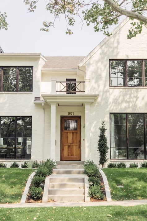 Be Mine: 10 Exteriors We LOVEBECKI OWENS Colour Front Door, White Exterior Paint Colors, Fabulous Homes, Pitch Roof, White Exterior Paint, Painted Brick House, Farmhouse Exterior Design, Modern Remodel, Nice Homes