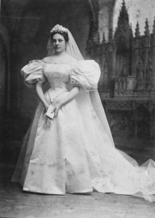 Coronation Dresses, Heirloom Wedding Dress, Dress 1900, Royal Pictures, Old Wedding Dresses, Coronation Dress, English Royalty, Princess Alice, Heirloom Wedding