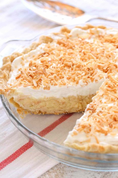 A homemade pie crust filled with a creamy coconut filling topped with whipped cream and toasted coconut. This homemade coconut cream pie recipe is so easy to make and delicious! Best Coconut Cream Pie, Coconut Filling, Coconut Cream Pie Recipes, Recipes With Whipping Cream, Coconut Pie, Cream Pie Recipes, Coconut Cream Pie, Pie Crust Recipes, Perfect Pies