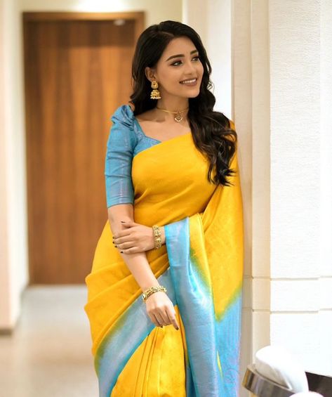 Photo Poses In Saree At Home, South Indian Saree Photoshoot, Single Step Saree Poses, Simple Saree Poses At Home, Saree Models Poses, Tamil Saree Look, South Indian Look Simple, Traditional Saree Poses Photoshoot Ideas At Home, Saree Poses Photoshoot Ideas At Home