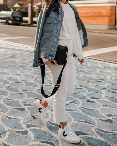 Veja Sneakers Outfit, Leather Sneakers Outfit, Sneakers Veja, Casual Chique Stijl, Alledaagse Outfit, Sneakers Outfit Casual, Trainers Outfit, Sneaker Outfits Women, Seattle Fashion