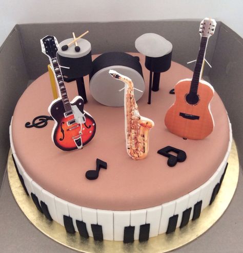 Music cake                                                                                                                                                                                 Mehr Music Cake Ideas, Music Birthday Cakes, Bolo Musical, Cake Song, Music Themed Cakes, Piano Cakes, Music Cakes, Nursing Cake, Music Cake