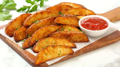 Crispy Potato Wedges Domestic Geek Recipes, Geek Recipes, Crispy Potato Wedges, Domestic Geek, How To Make Potatoes, Geek Food, Baked Fries, No Bake Snacks, Potato Wedges