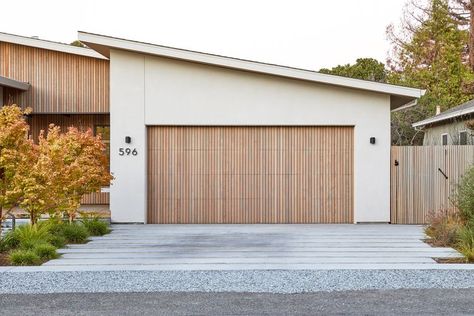 Japandi Exterior, Wood Garage, Landscaping Ideas With Rocks, Driveway Ideas, Wood Garage Doors, Driveway Design, Modern Garage, Casa Patio, Concrete Driveways