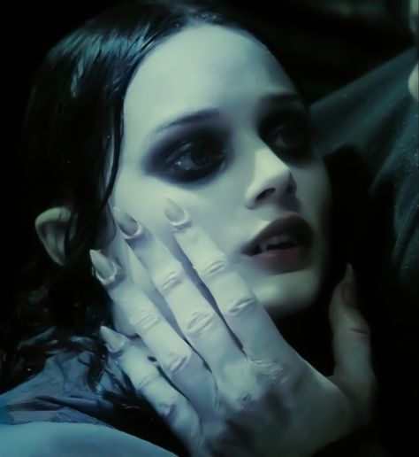 Vampire Kiss, Baba Jaga, Tim Burton Films, Tim Burton Movie, Dark Shadows, Goth Makeup, Gothic Aesthetic, Fantasias Halloween, Poses References