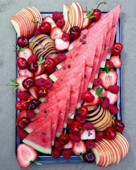 Need this in my life Red Platter, Decorações Com Comidas, Snacks Für Party, Fruit Platter, Food Platters, Food Presentation, The Shape, Appetizer Snacks, Appetizer Recipes