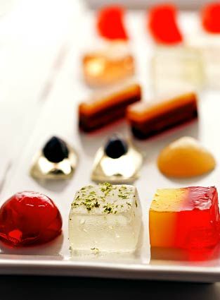 Candies? No. Vintage Lucite? No  theyre solid cocktails, sophisticated jelly shots. You can turn almost any cocktail into one. Pictured here, clockwise from top, are jelly shots made from rosé Champagne, B-52 (layers of Kahlúa, Baileys and Grand Marnier), pear martini, tequila sunrise, gin and tonic (garnished with lime zest and tonic powder) and blueberry martini. Blueberry Martini, Molecular Food, Molecular Mixology, Edible Cocktails, Molecular Cuisine, Jelly Shots, Classic Martini, Drinks Cocktails, Molecular Gastronomy