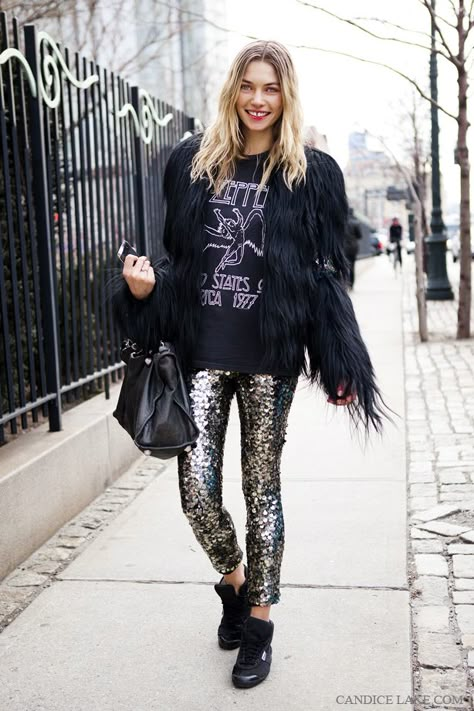 11 cool girl new year's eve outfit ideas - black fur coat, led zeppelin graphic t-shirt, gold sequin pants + black sneakers Silvester Outfit, Jessica Hart, Sequin Leggings, Walking Down The Street, New York Fashion Week Street Style, Chic Winter Outfits, Gold Outfit, Sequin Pants, Model Street Style