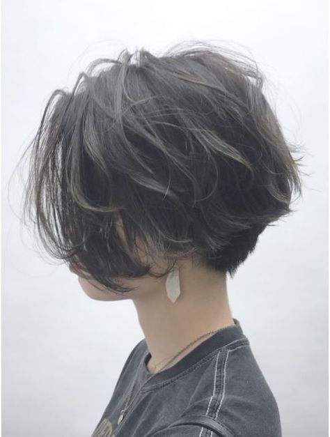 Spice up your look with these trendy short layered haircuts that are sure to turn heads. From edgy pixies to chic bobs, there's a style here for everyone. #ShortHairstyles #LayeredHair #WomensHairstyles Androgynous Hair, Tomboy Hairstyles, Fesyen Rambut, Shot Hair Styles, 짧은 머리, Short Hair Haircuts, Cut My Hair, Hair Inspo Color, Grunge Hair