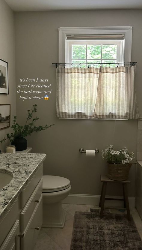 Cozy Cottage Bathroom Ideas, Monochromatic Bathroom Ideas, Cozy House Bathroom, Colorful Vintage Bathroom, Vintage Bathroom Design Ideas, Cottage Style Bathroom Ideas, Small Galley Bathroom, Small Long Bathroom Ideas, Bathroom Ideas No Window