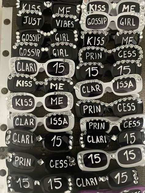 Black Theme Graduation Party, Sixteenth Birthday Outfit Ideas, Photo Themed Birthday Party, Baddie Themed Party, Cool Sweet 16 Party Ideas, Black Xv Theme, Birthday Party Ideas For Turning 13, Writing On Glasses Party, Black Out Birthday Theme