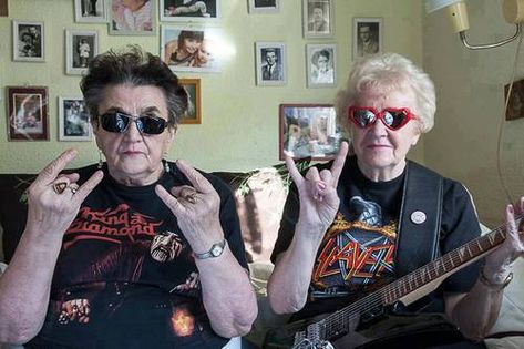 metal fans... - (grandma)(sunglasses)(sign of the horns)(heavy metal)(guitar)(king diamond)(slayer)(shirts) Muzică Rock, Metal Meme, Kaptan Jack Sparrow, Baba Jaga, Mode Punk, Music Memes, Old People, Metal Music, Photo Profil