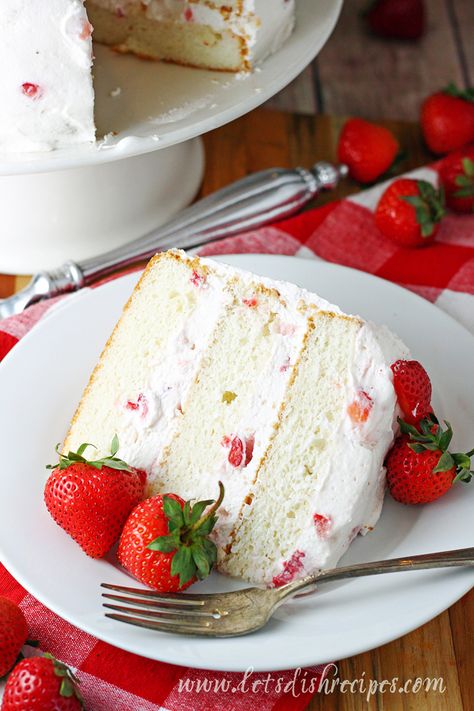 Strawberries And Cream Cake, Moist White Cake, Strawberry Cream Pies, Strawberry Cream Cakes, Strawberry Cake Recipes, Leftover Cake, Decadent Chocolate Cake, Salty Cake, Whipped Cream Cheese