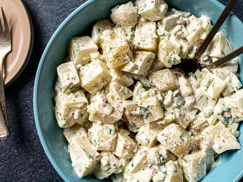 Classic Potato Salad Recipe Creamy Macaroni Salad, Tartiflette Recipe, Cold Salad Recipes, Crispy Roast Potatoes, Potato Salads, Classic Potato Salad, German Potatoes, German Potato Salad, Potato Salad Recipe