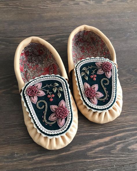 Ojibwe Moccasins, Buckskin Clothing, Native American Moccasins, Moccasin Pattern, Jingle Dress, Beaded Moccasins, Beaded Things, Beadwork Designs, Beautiful Beadwork