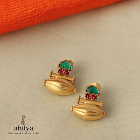 A small but extremely elegant piece inspired by temple architecture with green onyx and ruby coloured stones. Product Name: GREEN GEMSTONE DHOLKI EARRING Product Price : ₹4,135 . . #ahilyajewels #design #earrings #silverjewelry #designerjewellery #jewelrydesigner #antique #creative #trending #OnlineShopping #elegant #dholki #sale #beautiful #discount #coupon #womensfashion #style Dholki Beads Earrings, Daily Wear Earrings, Small Earrings Gold, Mangalsutra Design, Black Beads Mangalsutra, Black Beads Mangalsutra Design, Saree Lehenga, Choker Designs, Temple Architecture